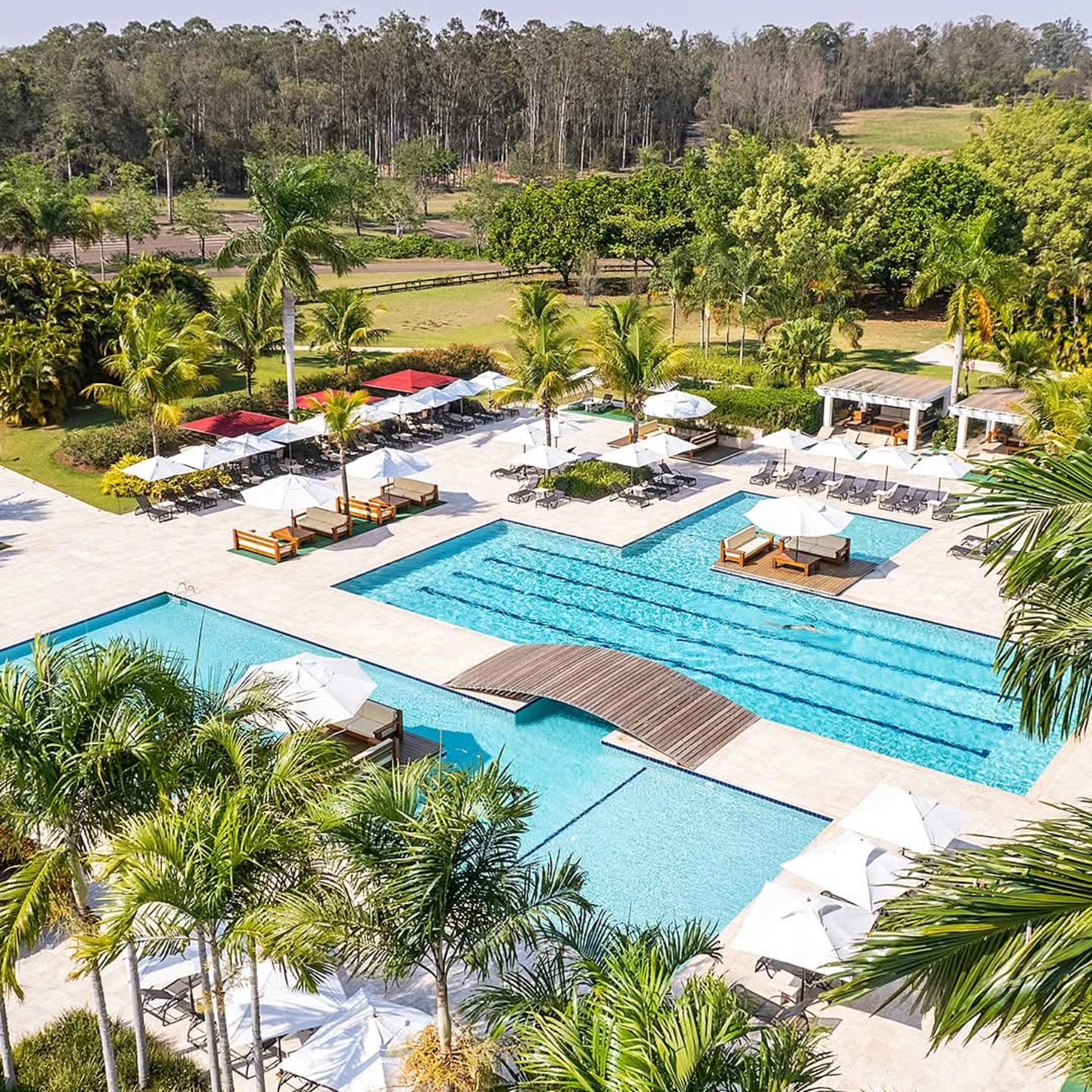 Acqua SPA com piscina coberta e espreguiçadeiras de padrão internacional