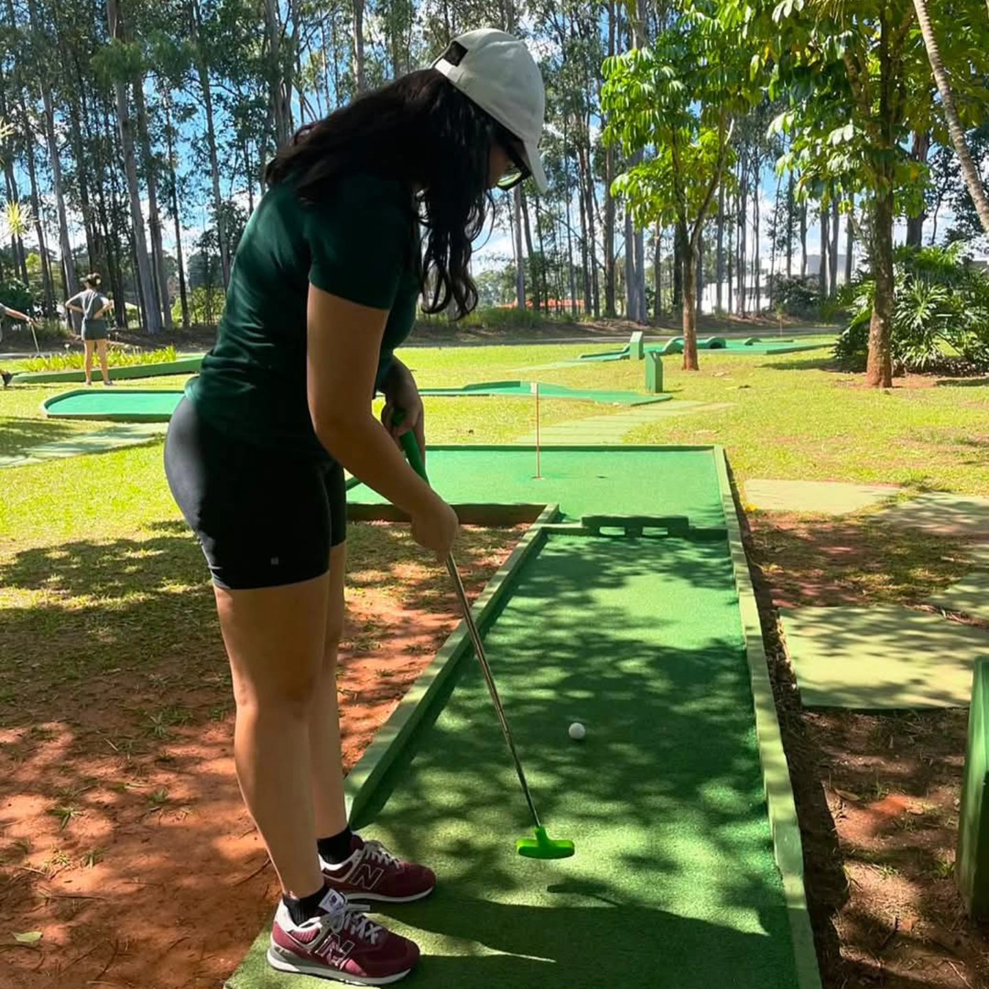 Vista aérea do campo de minigolfe em meio ao gramado